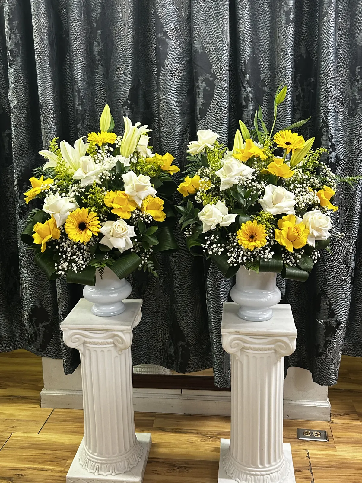 arreglos iglesia church urns yellow pair