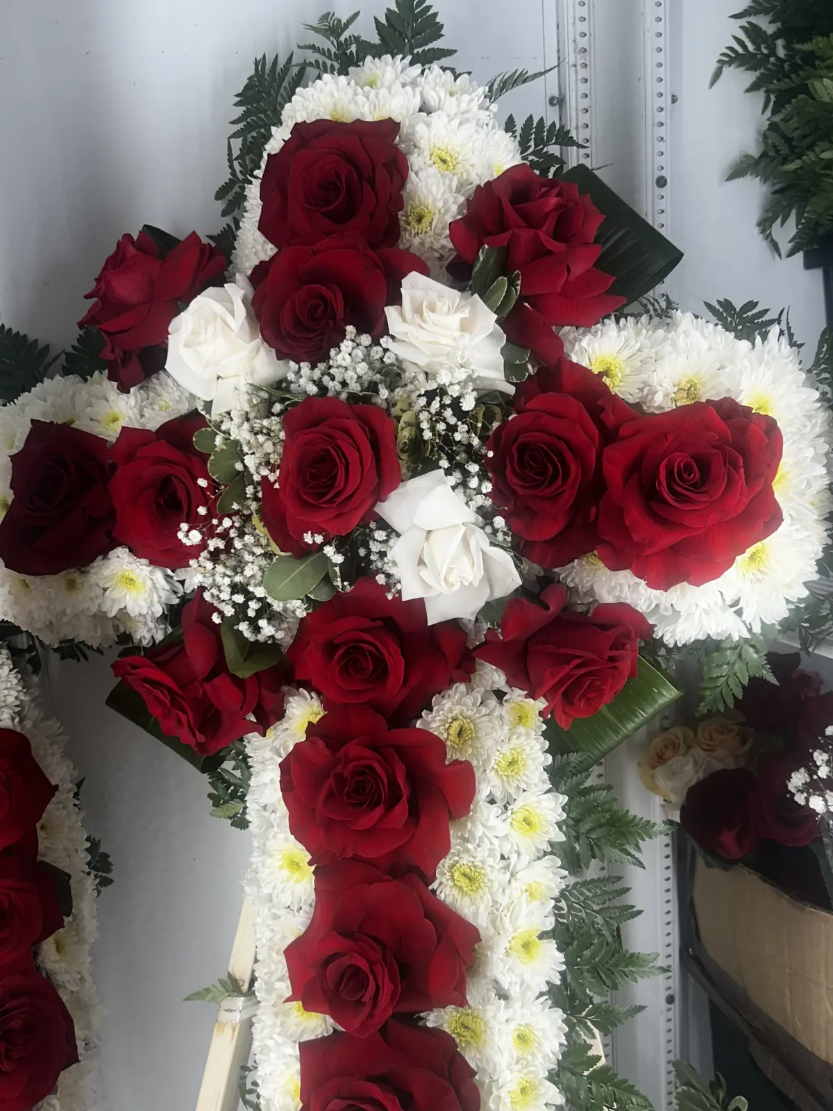 flores cruz funeral cross red white 01