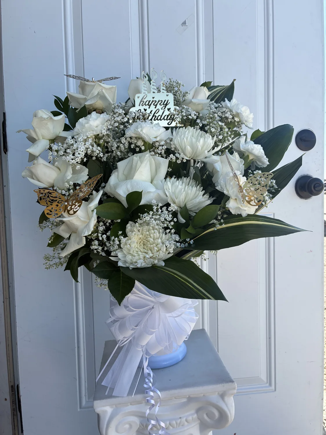 White anniversary floral arrangement